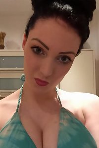 plump hottie poses provocatively, lively the viewer